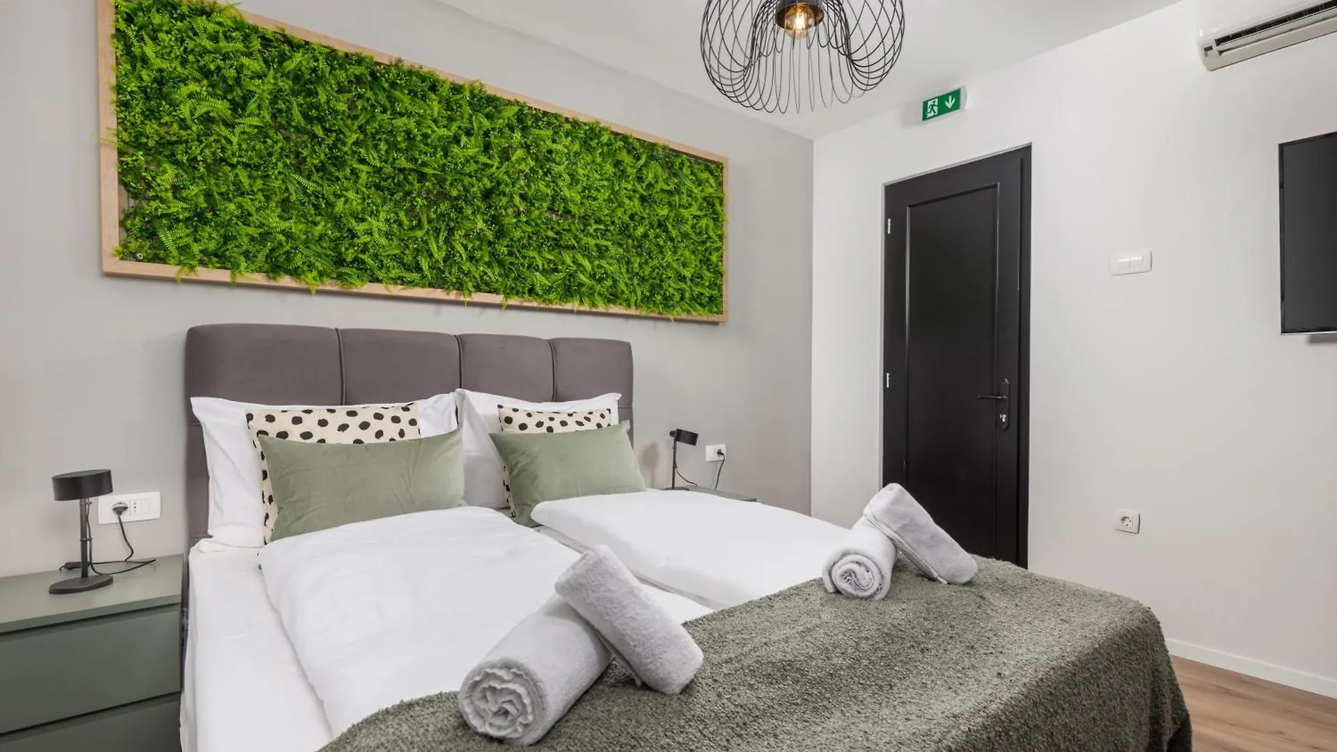 Apartments & Rooms One World