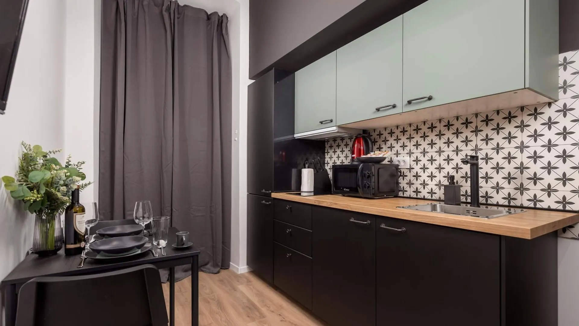 Apartments & Rooms One World