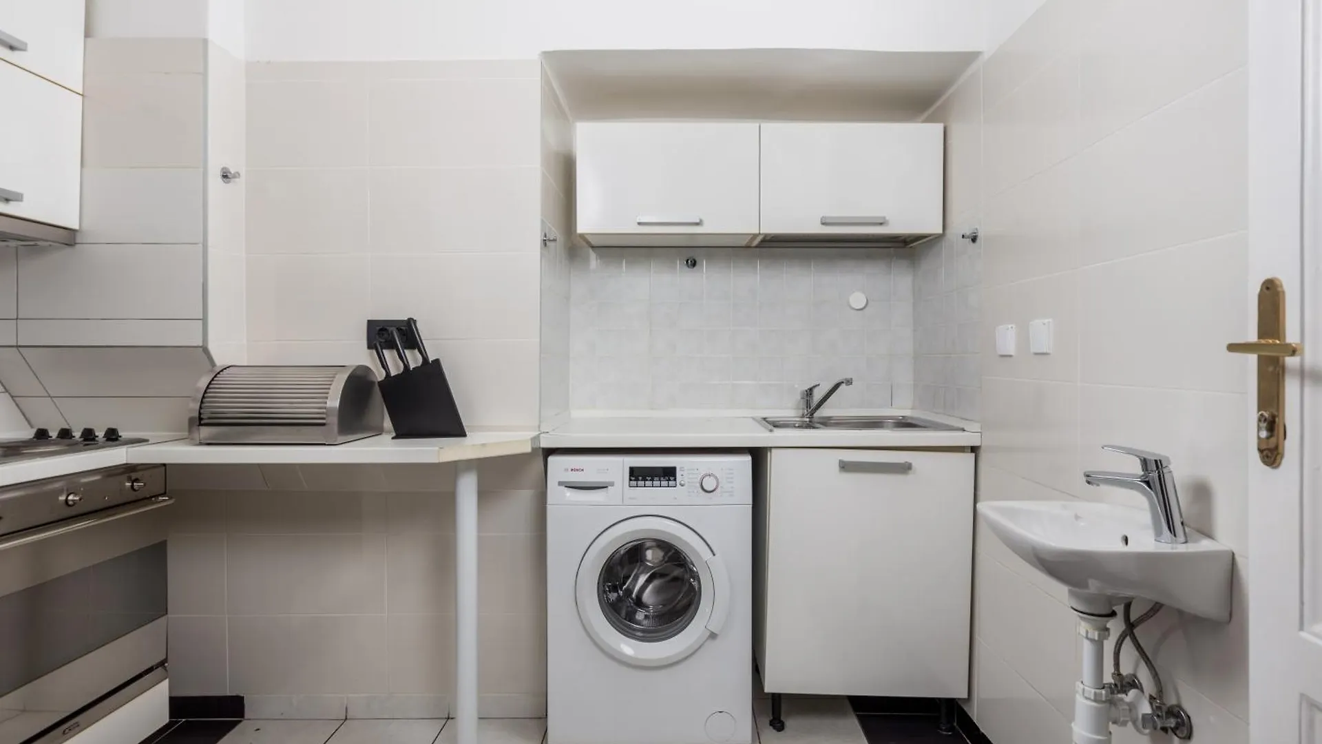 Apartments & Rooms One World