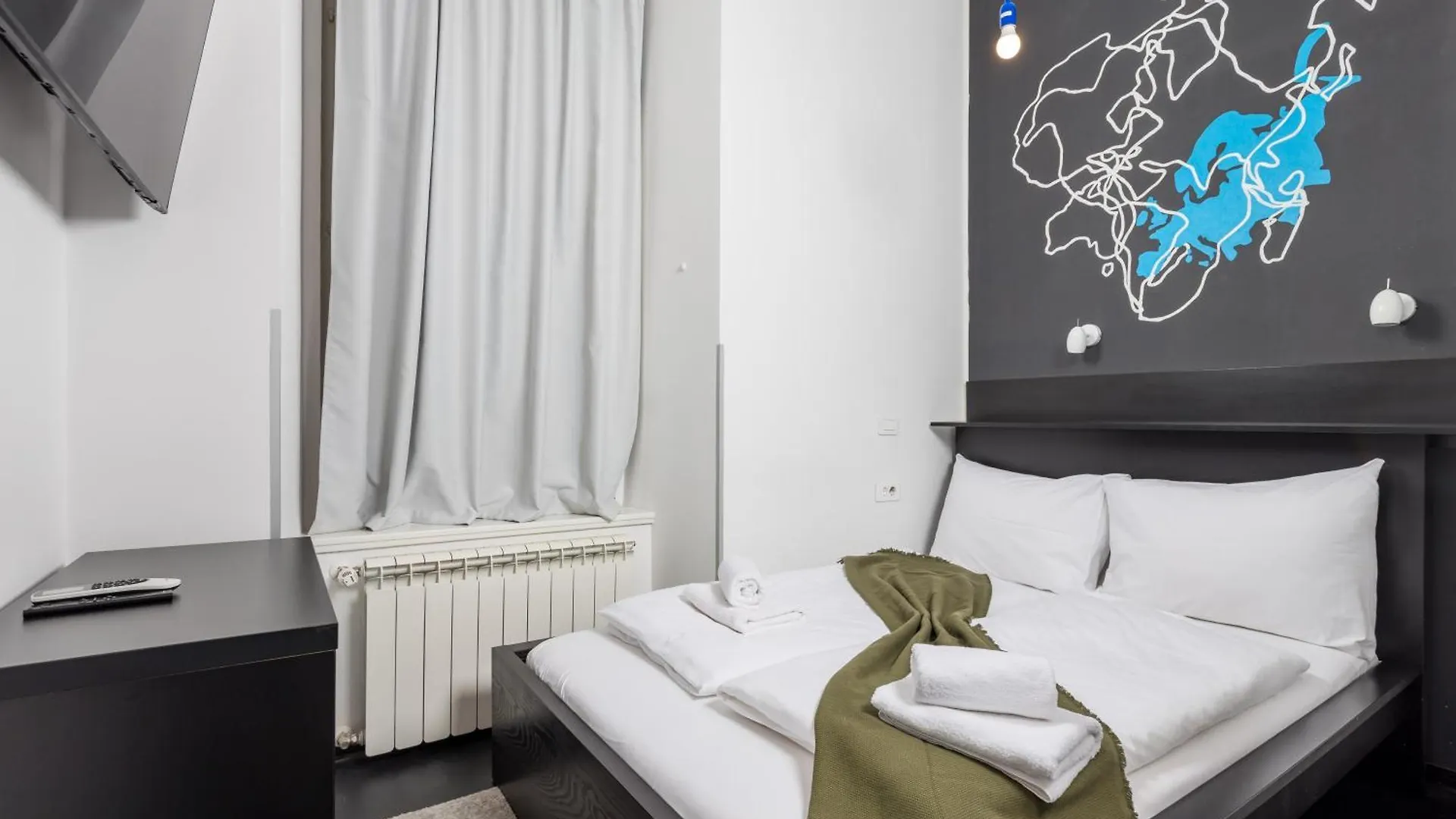 Apartments & Rooms One World